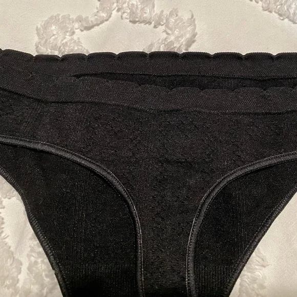 NWT VS seamless M thong - Picture 4 of 5